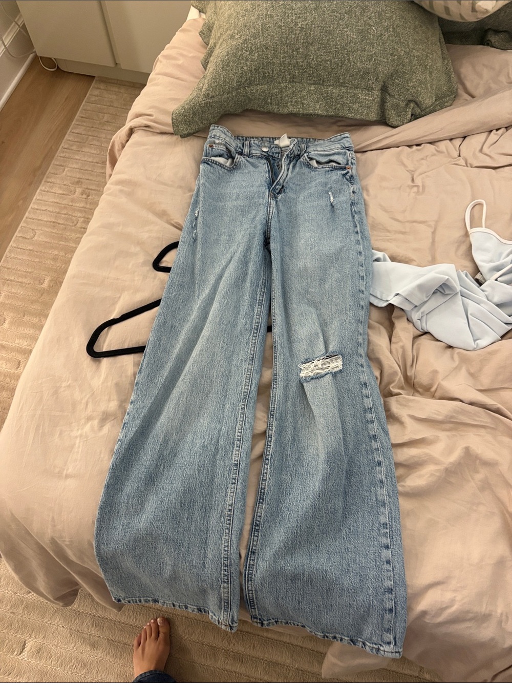 H&M Light Blue Straight Leg Distressed Women’s Jeans